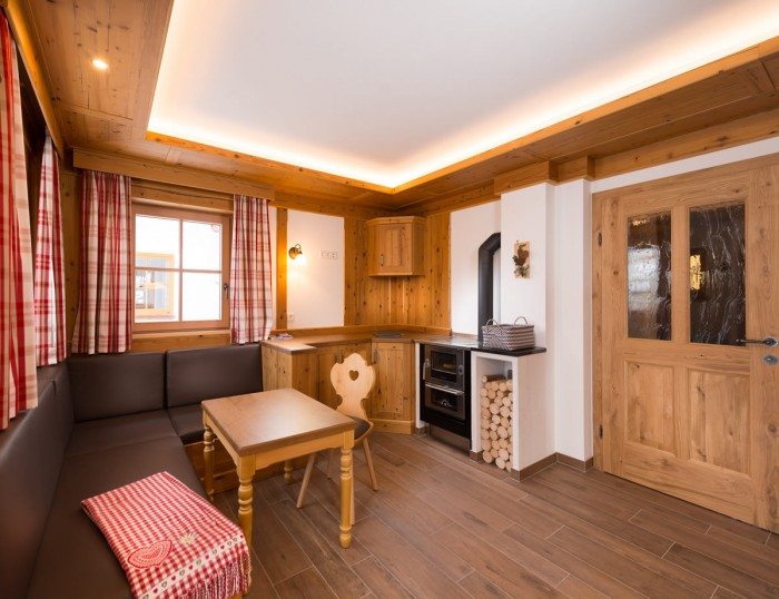Wohnzimmer der Chalets mit Sitzecke und Kamin