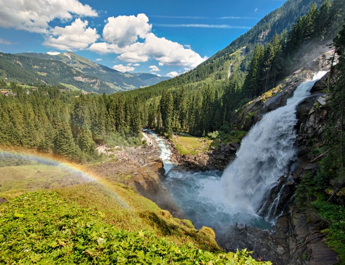 Beeindruckend, wie die tosenden Wassermassen ins Tal stürzen - die Krimmler Wasserfälle sind immer einen Besuch wert!