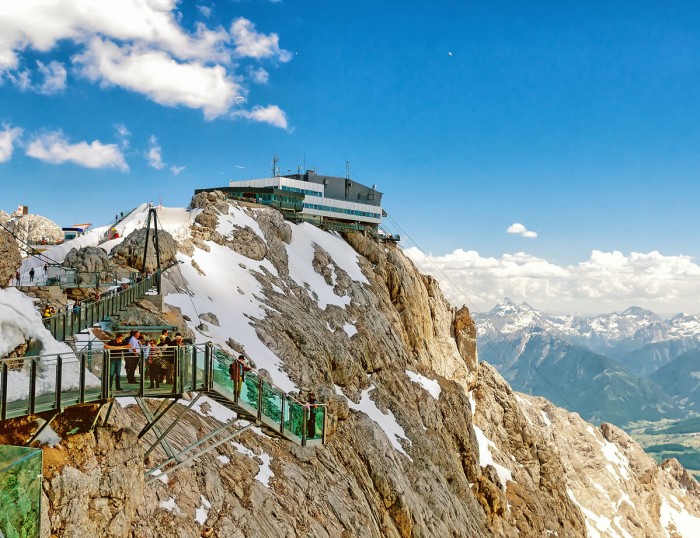 Der Dachsteingletscher auf 3000 Höhenmetern ist ein Bergerlebnis für groß und klein in Österreich