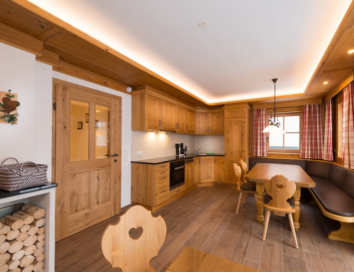 Voll ausgestattete Küche im Wohn-Essbereich im Edelweiß Chalet in Zauchensee