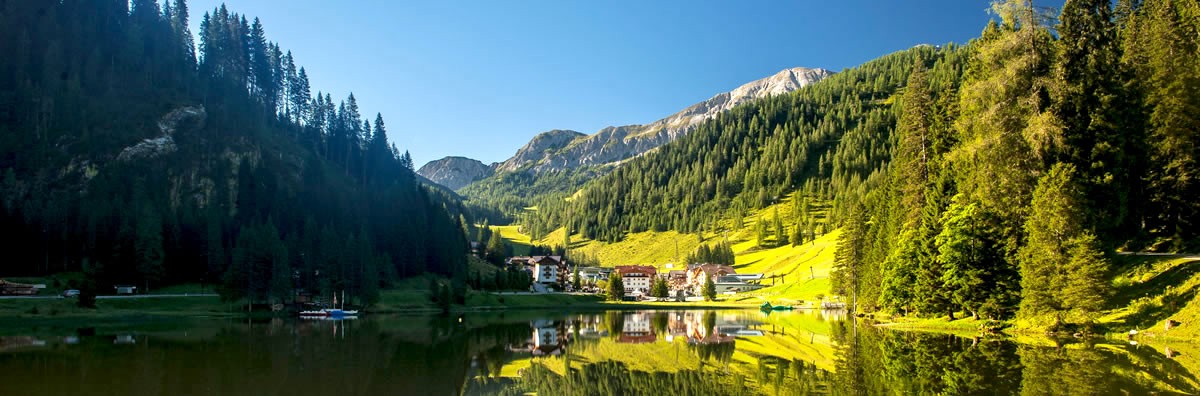 Der Ort Zauchensee liegt inmitten der Salzburger Berge an einem Bergsee in Österreich